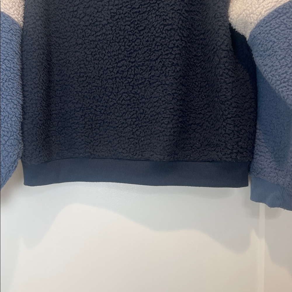 American Eagle Outfitters Navy and Cream Sherpa  Sweater size large. - Picture 4 of 6